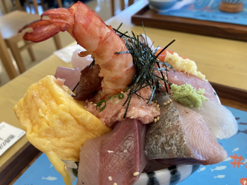 漁港で海鮮丼のアップ①