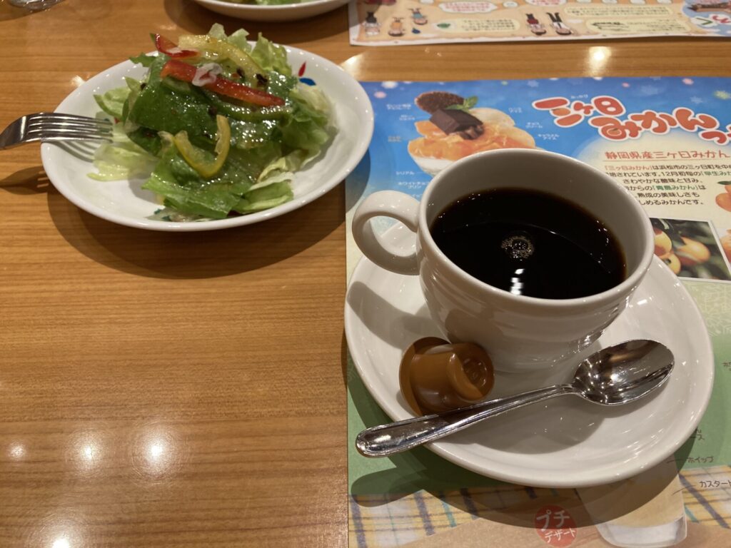 フレッシュサラダとホットコーヒー