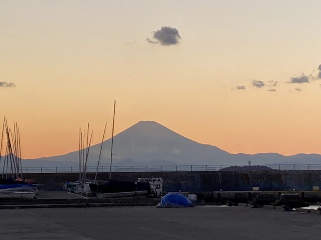 お店裏の鐙摺漁港から富士山を望む