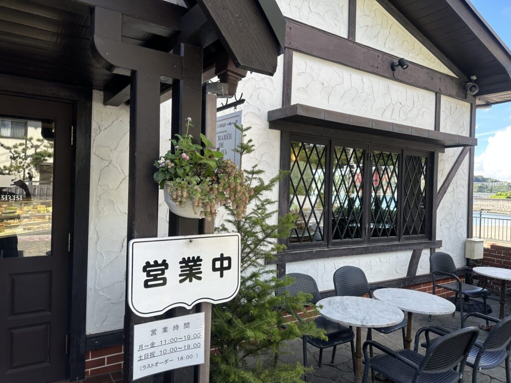 お店入口とテラス席