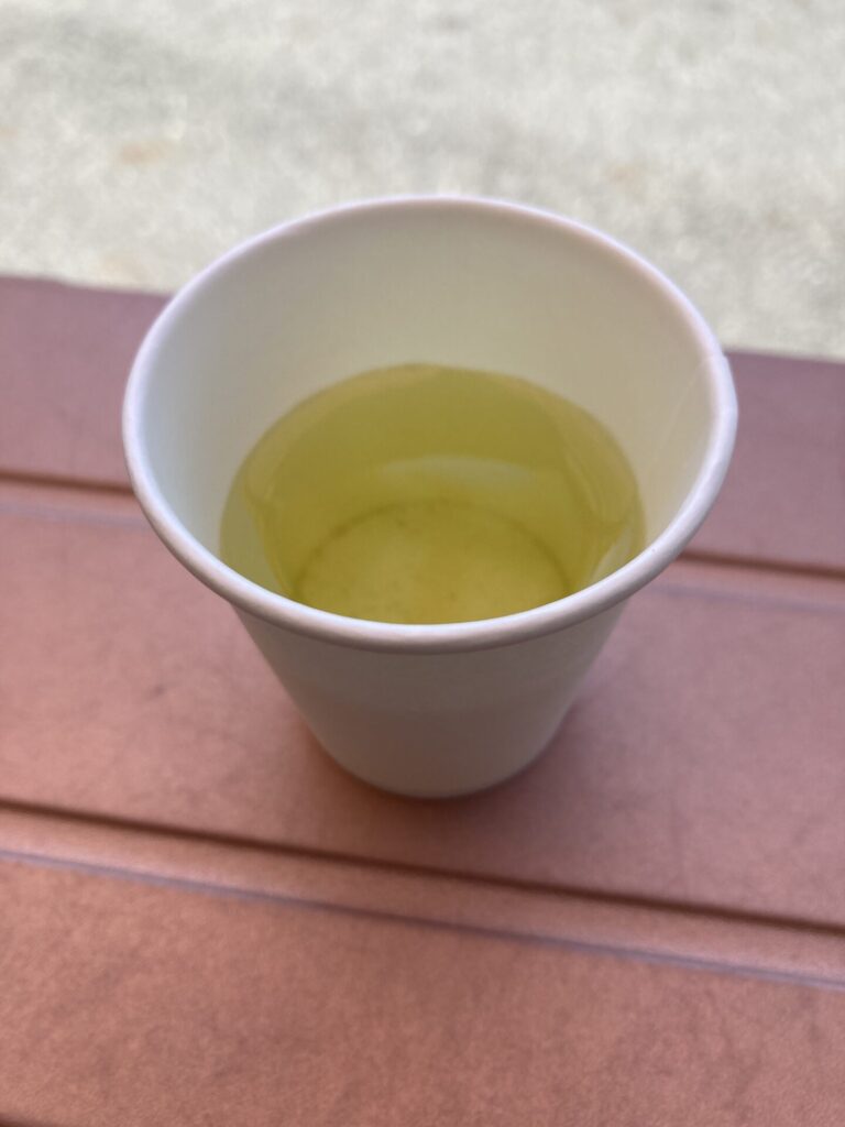 ふるまわれた冷たい緑茶