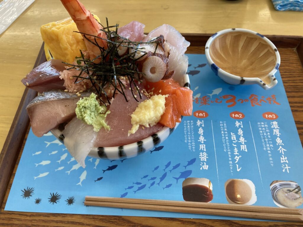 漁港で海鮮丼