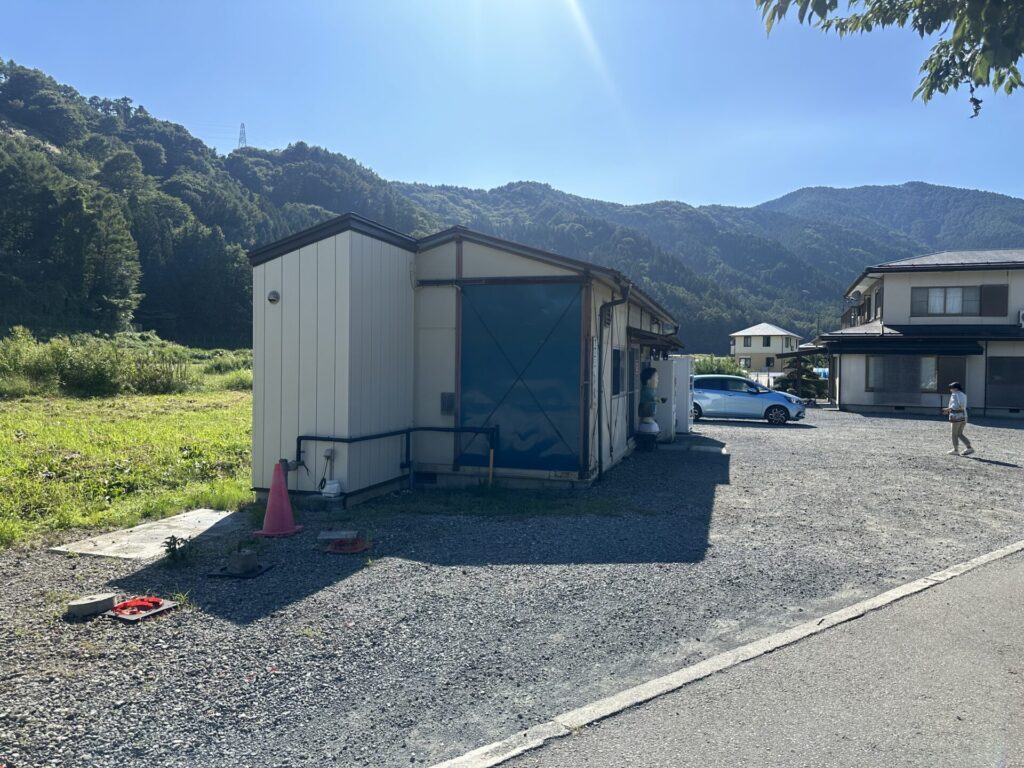 お店の前の駐車場と周辺の様子