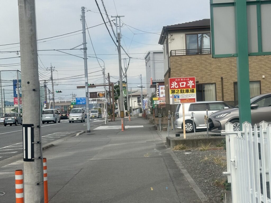 北口亭・学園通りに面した店舗の並びにある第２駐車場