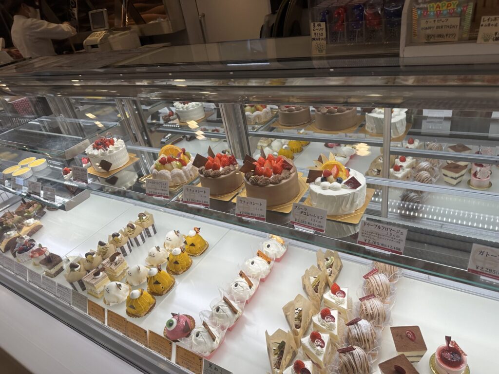 アンドロワ・パレ インター店：ケーキ類のショーケースです。