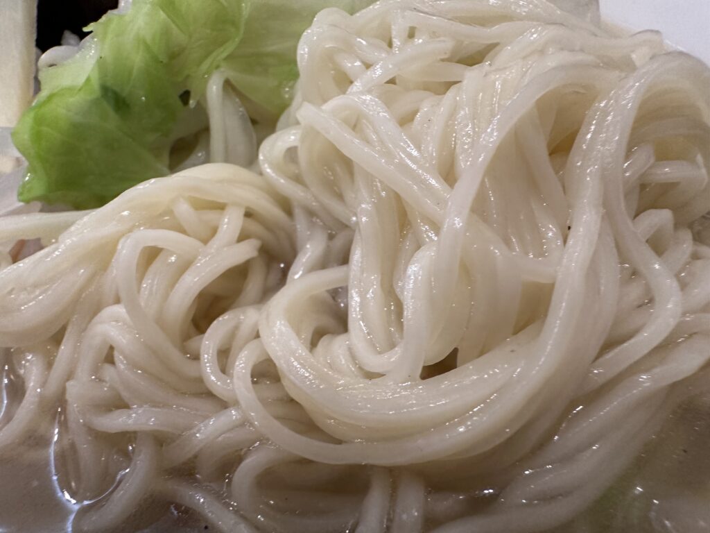 生香園新館：湯麺で使用されている細麺のクローズアップ