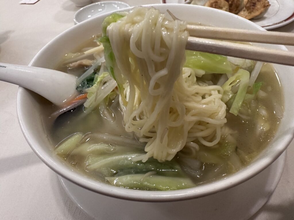 生香園新館：湯麺で使われている麺の様子