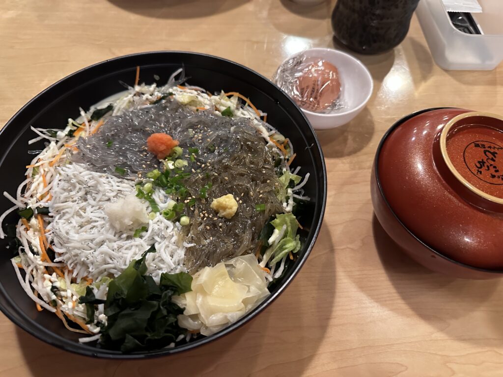 しらす問屋とびっちょ本店：生しらす３種丼