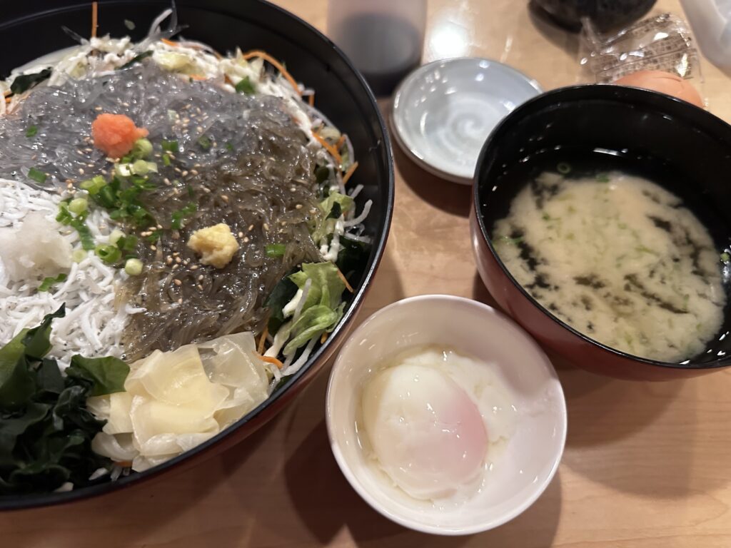 しらす問屋とびっちょ本店：生しらす３種丼と温泉たまご