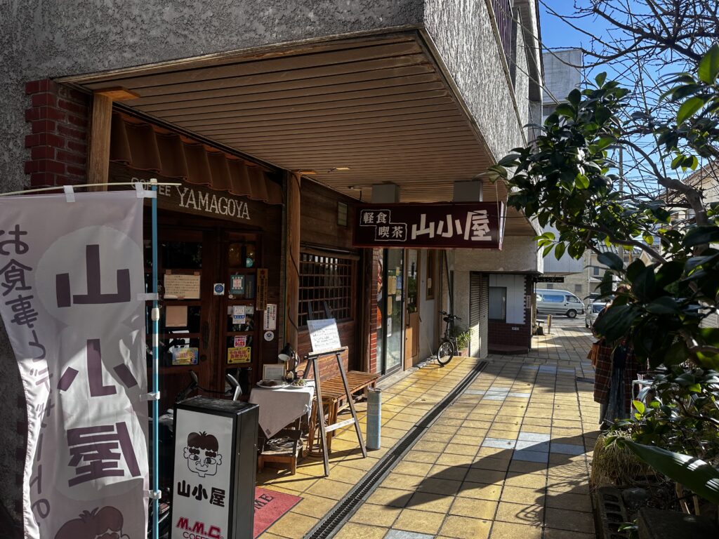 軽食喫茶山小屋：店舗外観（JR東海道線側から）