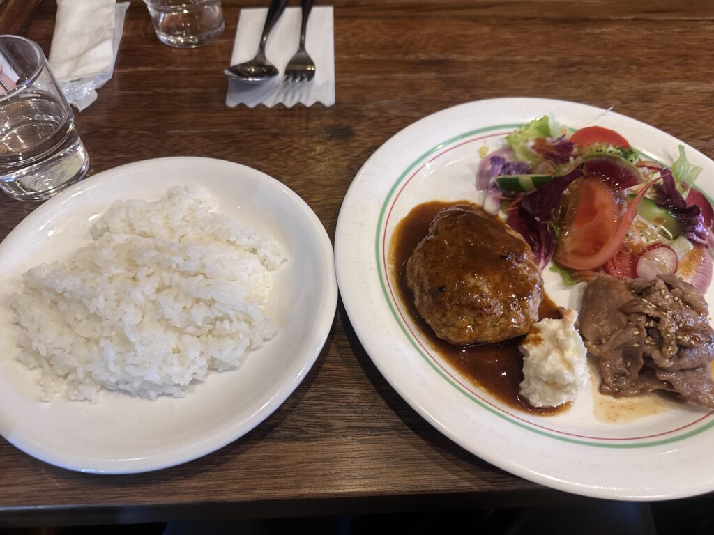 軽食喫茶山小屋：ハンバーグと焼肉のよくばり定食