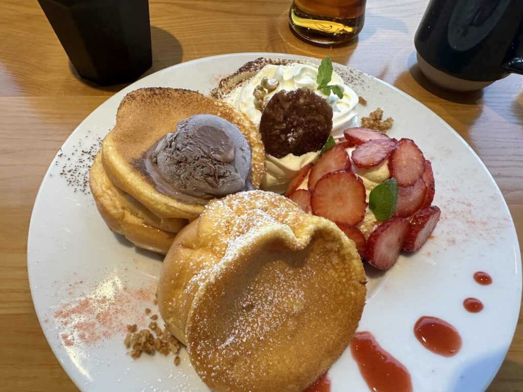 OISO CONNECT CAFÉ：季節限定いちごティラミスのパンケーキ